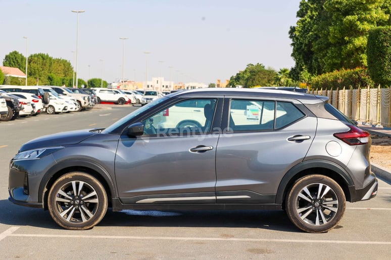 Nissan Kicks (Gris), 2022 para alquiler en Dub&aacute;i