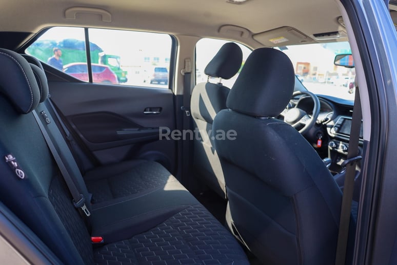 Nissan Kicks (Gris), 2022 para alquiler en Dub&aacute;i