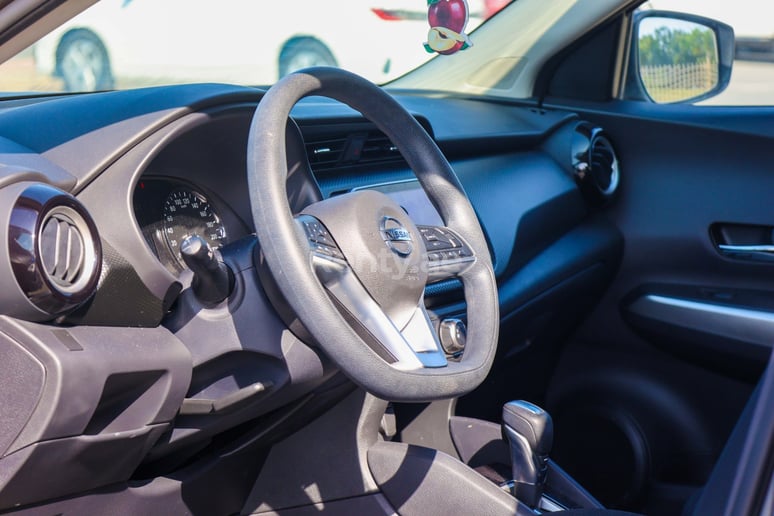 Nissan Kicks (Gris), 2022 para alquiler en Dub&aacute;i