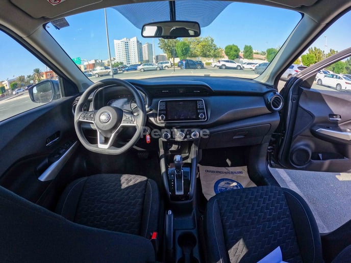 Nissan Kicks (Gris), 2022 para alquiler en Dub&aacute;i