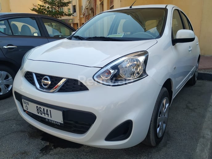 在迪拜 租 日产Micra (银灰色), 2020