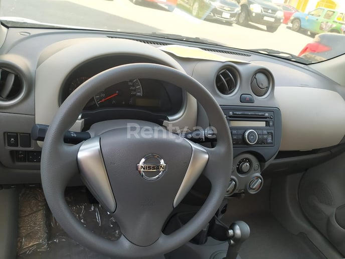在迪拜 租 日产Micra (银灰色), 2020