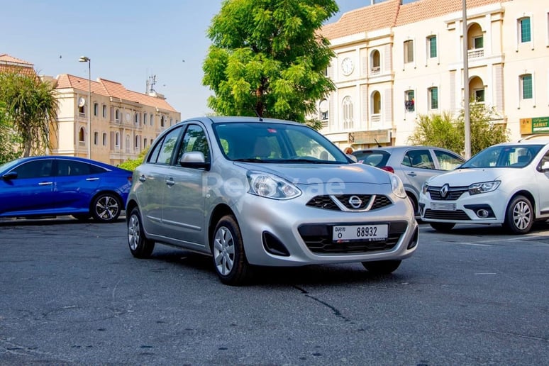 在迪拜 租 日产Micra (银灰色), 2020