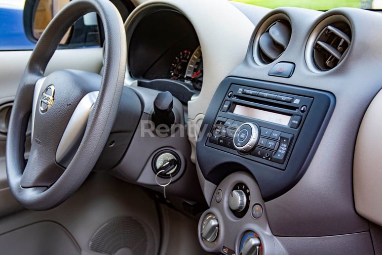 在迪拜 租 日产Micra (银灰色), 2020