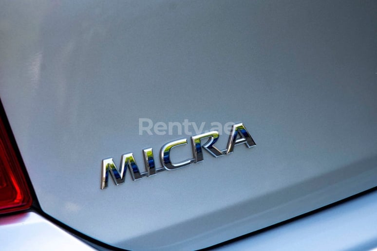 在迪拜 租 日产Micra (银灰色), 2020