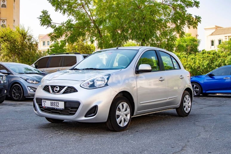 在迪拜 租 日产Micra (银灰色), 2020