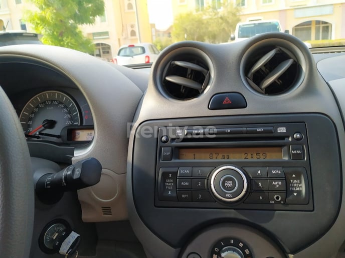 在迪拜 租 日产Micra (银灰色), 2020