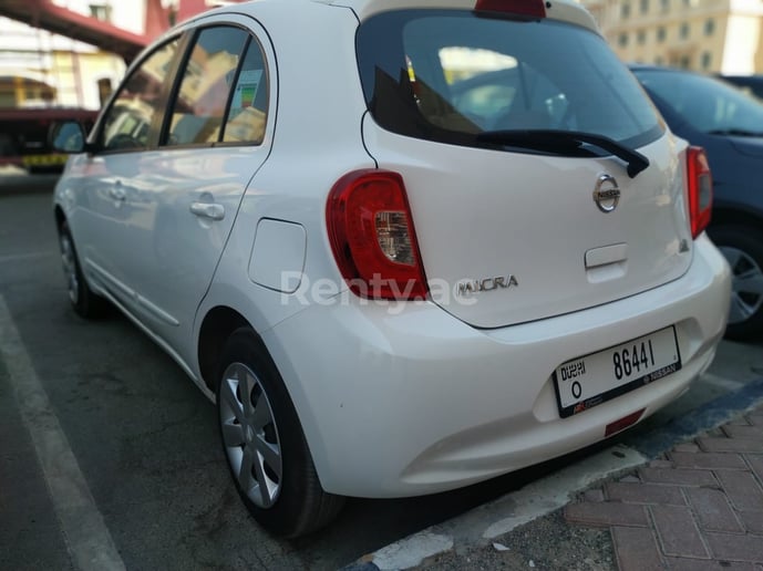 在迪拜 租 日产Micra (银灰色), 2020