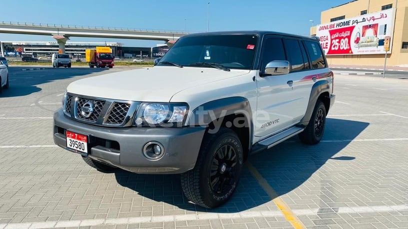 Nissan Patrol Super Safari (Blanco), 2020 para alquiler en Dub&aacute;i