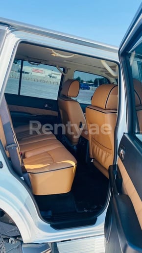 Nissan Patrol Super Safari (Blanco), 2020 para alquiler en Dub&aacute;i