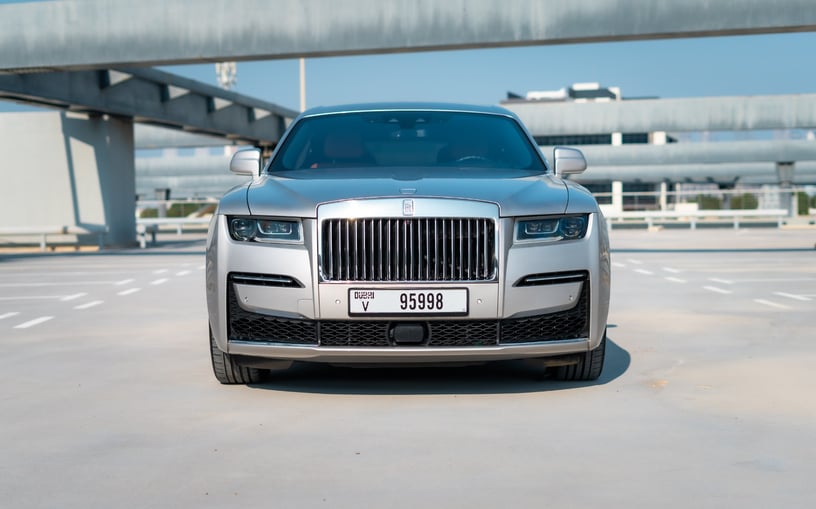 Abu Dabi'de kiralık Rolls Royce Ghost (G&uuml;m&uuml;ş Gri), 2022