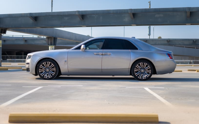 Abu Dabi'de kiralık Rolls Royce Ghost (G&uuml;m&uuml;ş Gri), 2022