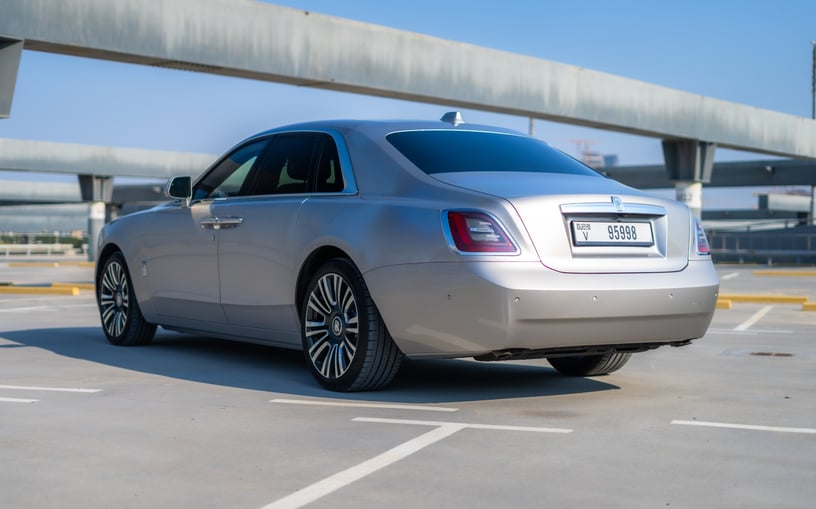 Abu Dabi'de kiralık Rolls Royce Ghost (G&uuml;m&uuml;ş Gri), 2022