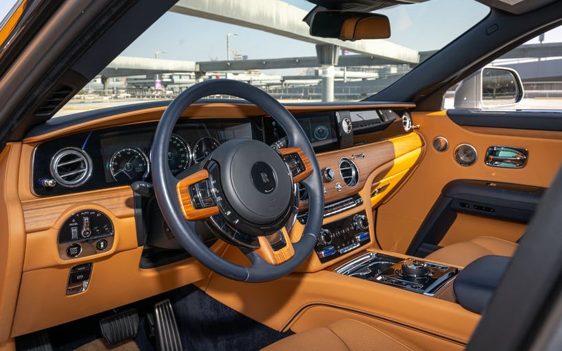 Abu Dabi'de kiralık Rolls Royce Ghost (G&uuml;m&uuml;ş Gri), 2022