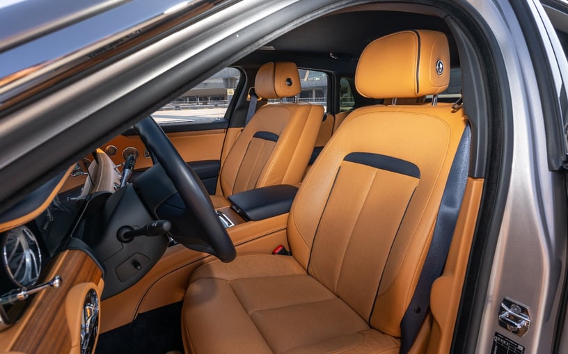 Abu Dabi'de kiralık Rolls Royce Ghost (G&uuml;m&uuml;ş Gri), 2022