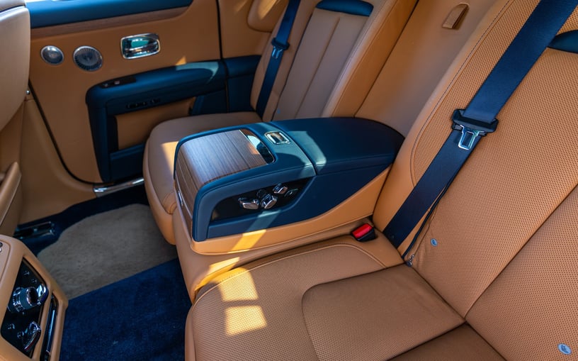 Abu Dabi'de kiralık Rolls Royce Ghost (G&uuml;m&uuml;ş Gri), 2022