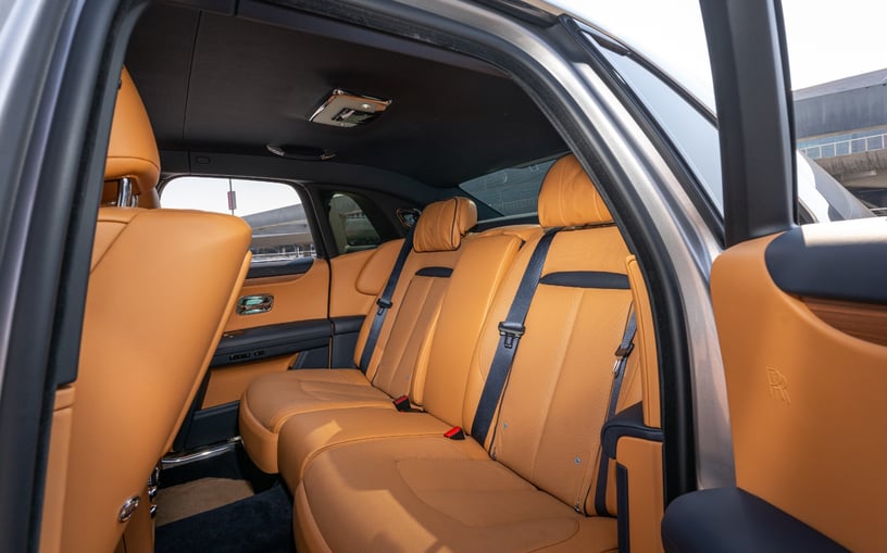 Abu Dabi'de kiralık Rolls Royce Ghost (G&uuml;m&uuml;ş Gri), 2022
