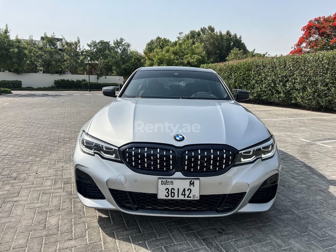 2020 BMW 330i Silver with M340i bodykit (Plata), 2020 para alquiler en Dub&aacute;i