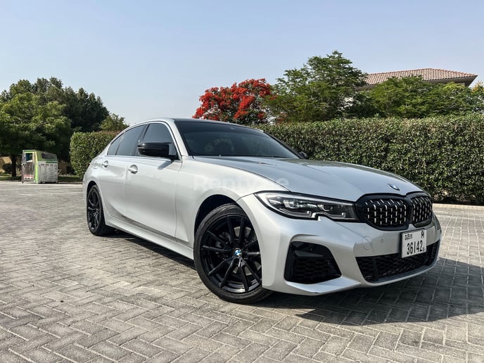 2020 BMW 330i Silver with M340i bodykit (Plata), 2020 para alquiler en Dub&aacute;i