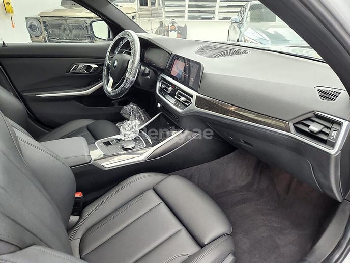 2020 BMW 330i Silver with M340i bodykit (Plata), 2020 para alquiler en Dub&aacute;i