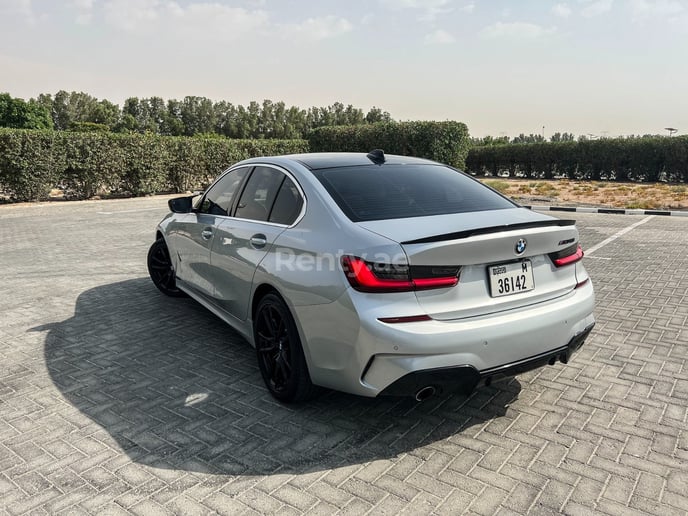 2020 BMW 330i Silver with M340i bodykit (Plata), 2020 para alquiler en Dub&aacute;i