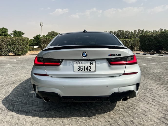 2020 BMW 330i Silver with M340i bodykit (Plata), 2020 para alquiler en Dub&aacute;i
