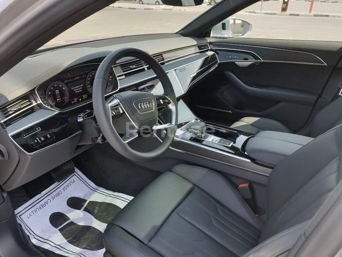 Audi A8 55TFSI (Argent), 2019 &agrave; louer &agrave; Duba&iuml;
