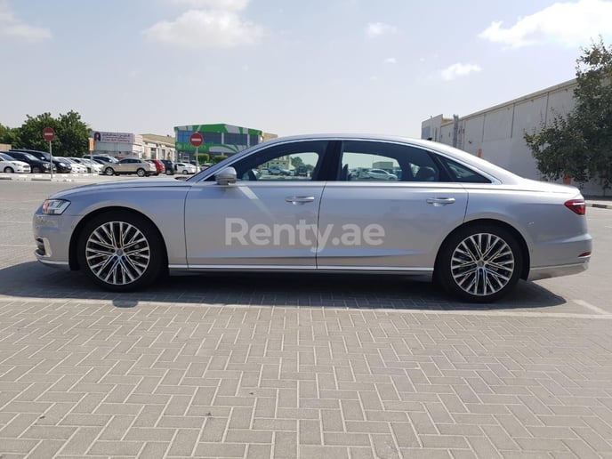 Audi A8 55TFSI (Argent), 2019 &agrave; louer &agrave; Duba&iuml;