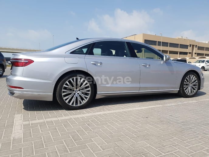 Audi A8 55TFSI (Argent), 2019 &agrave; louer &agrave; Duba&iuml;