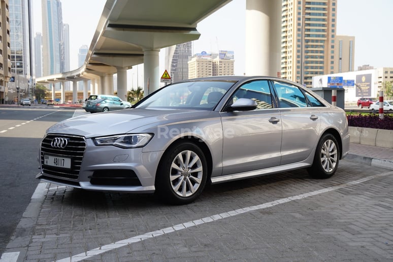 Dubai'de kiralık Audi A6 (G&uuml;m&uuml;ş), 2018