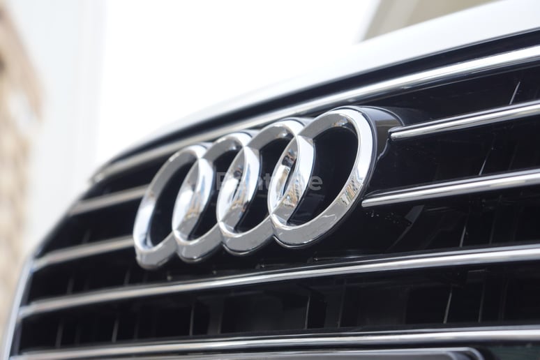 Dubai'de kiralık Audi A6 (G&uuml;m&uuml;ş), 2018