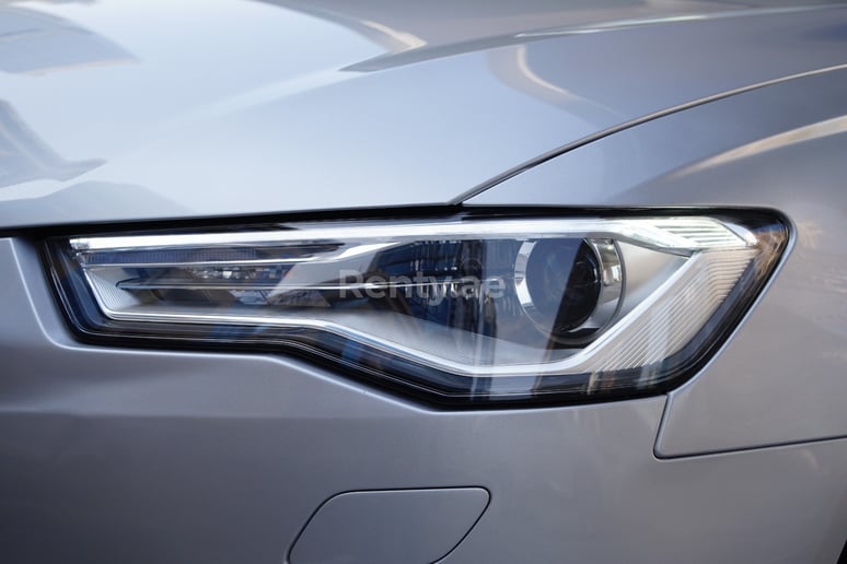 Dubai'de kiralık Audi A6 (G&uuml;m&uuml;ş), 2018