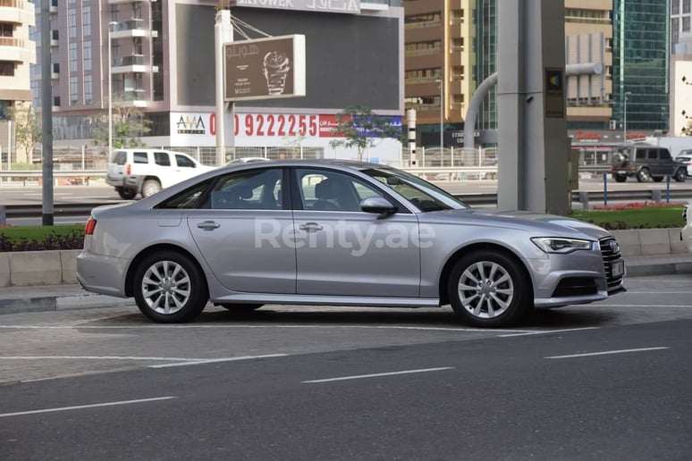 Audi A6 (Plata), 2018 para alquiler en Sharjah
