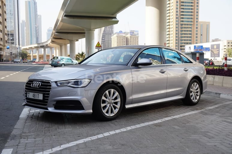 Audi A6 (Plata), 2018 para alquiler en Sharjah