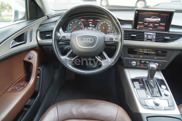 Audi A6 (Plata), 2018 para alquiler en Sharjah