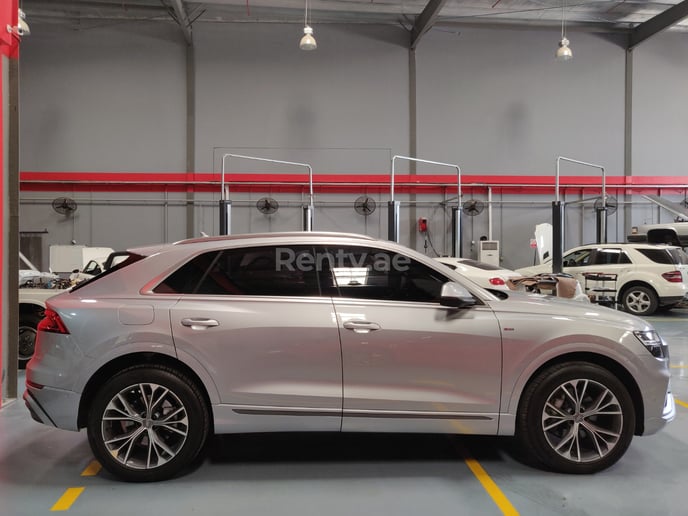 Audi Q8 (Zilver), 2019 te huur in Sharjah