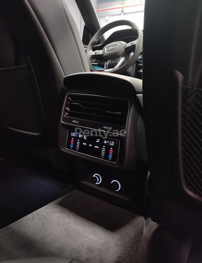 Audi Q8 (Zilver), 2019 te huur in Sharjah