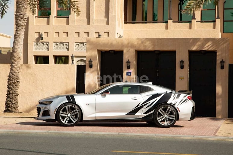 Dubai'de kiralık Chevrolet Camaro (G&uuml;m&uuml;ş), 2019