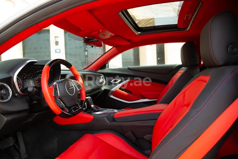 Dubai'de kiralık Chevrolet Camaro (G&uuml;m&uuml;ş), 2019