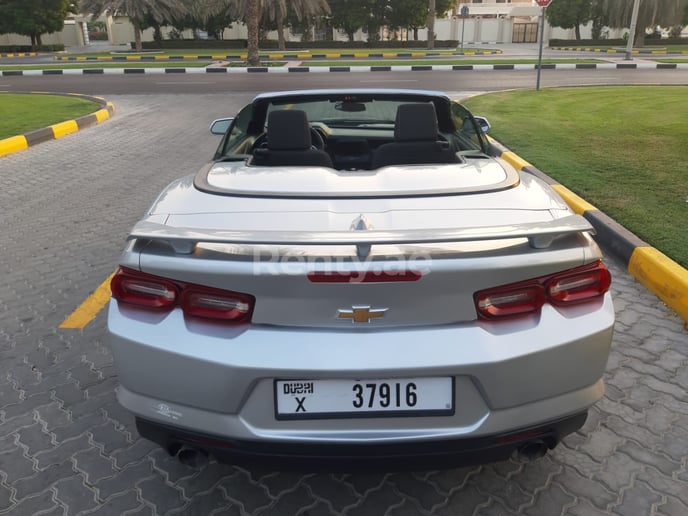 Chevrolet Camaro (Zilver), 2020 te huur in Dubai