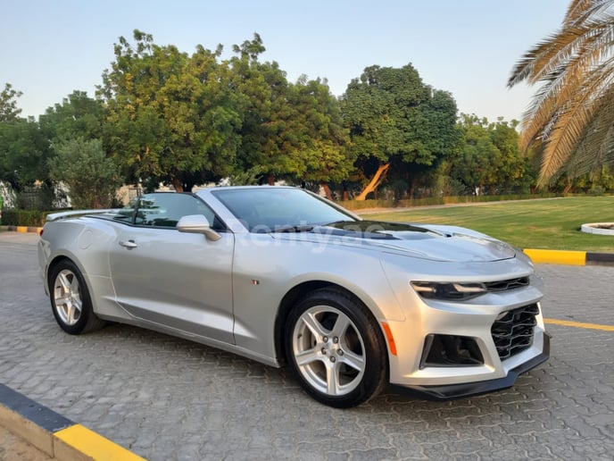 Chevrolet Camaro (Zilver), 2020 te huur in Dubai