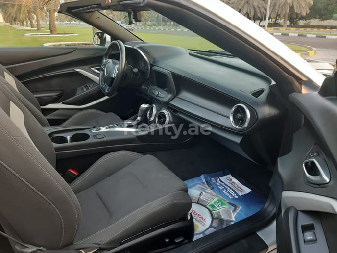 Chevrolet Camaro (Zilver), 2020 te huur in Dubai
