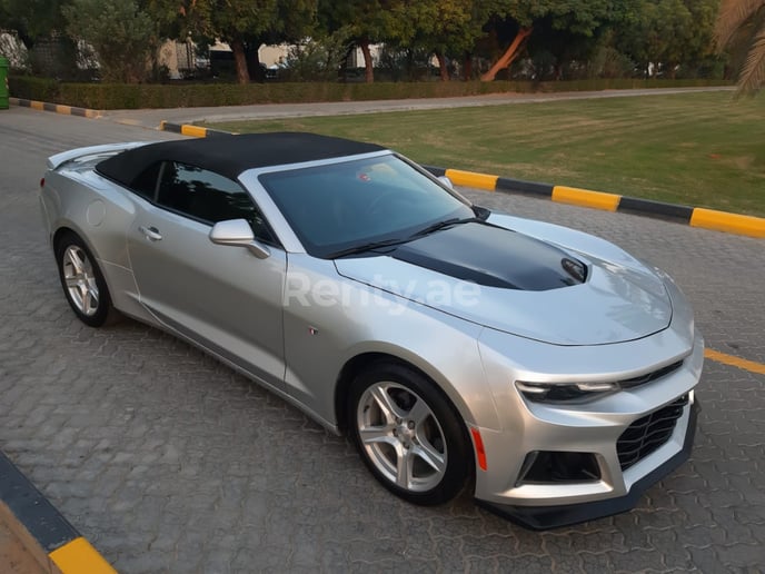 Chevrolet Camaro (Zilver), 2020 te huur in Dubai