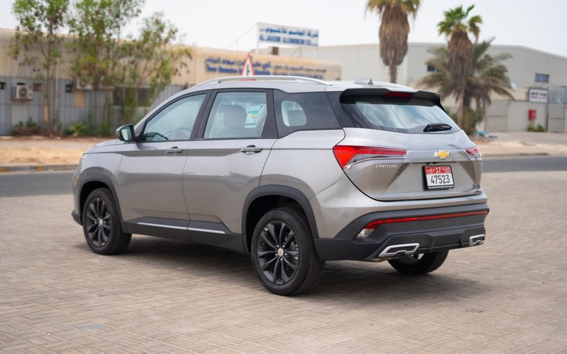 Dubai'de kiralık Chevrolet Captiva (G&uuml;m&uuml;ş), 2024