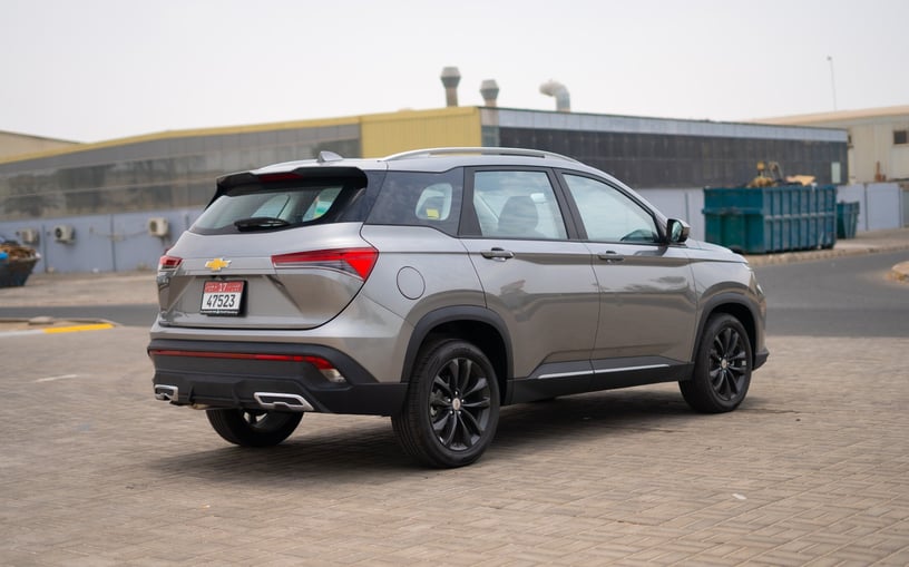 Dubai'de kiralık Chevrolet Captiva (G&uuml;m&uuml;ş), 2024