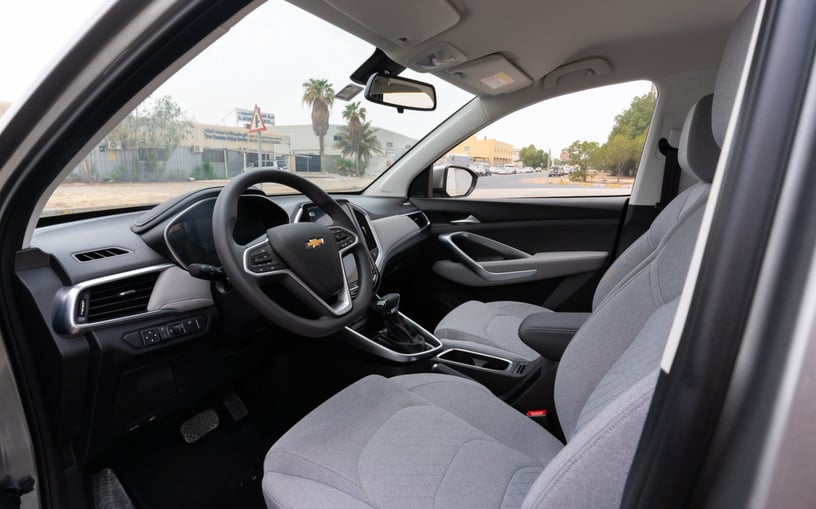 Dubai'de kiralık Chevrolet Captiva (G&uuml;m&uuml;ş), 2024