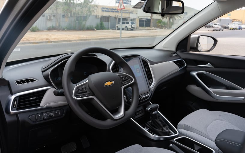 Dubai'de kiralık Chevrolet Captiva (G&uuml;m&uuml;ş), 2024
