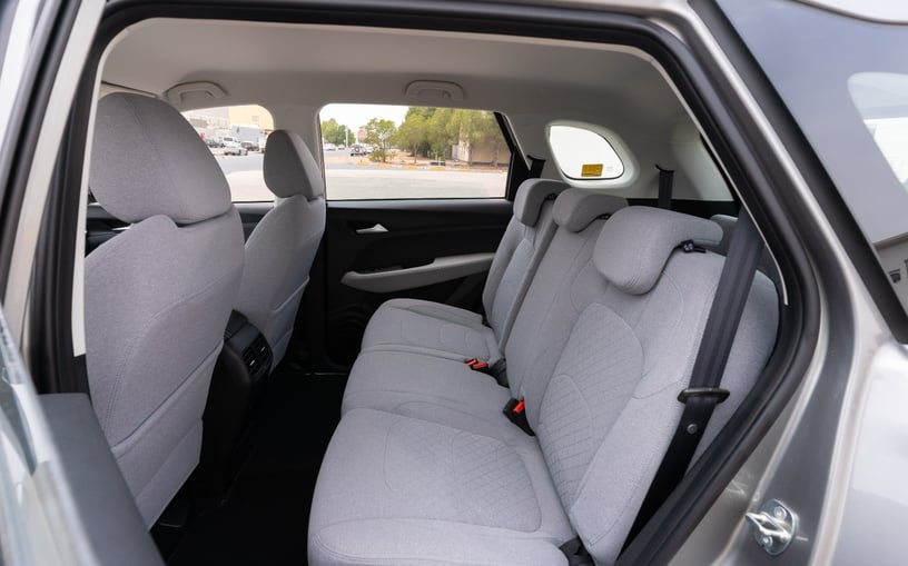 Dubai'de kiralık Chevrolet Captiva (G&uuml;m&uuml;ş), 2024