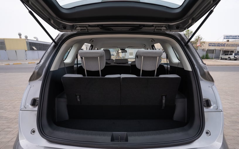 Dubai'de kiralık Chevrolet Captiva (G&uuml;m&uuml;ş), 2024