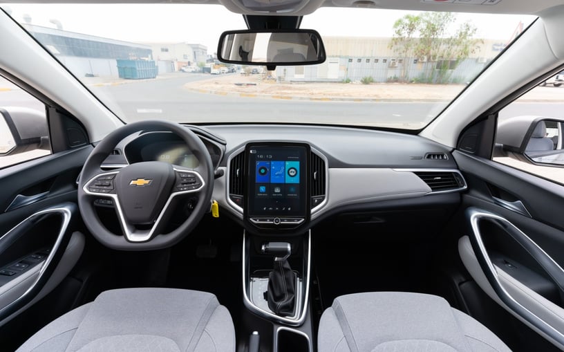 Dubai'de kiralık Chevrolet Captiva (G&uuml;m&uuml;ş), 2024
